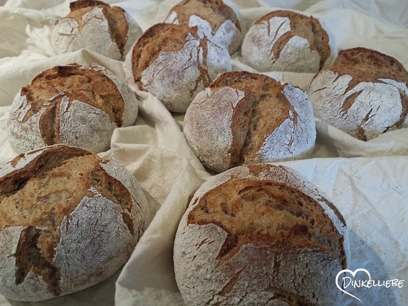 Lichtkornroggen-Dinkel-Brötchen