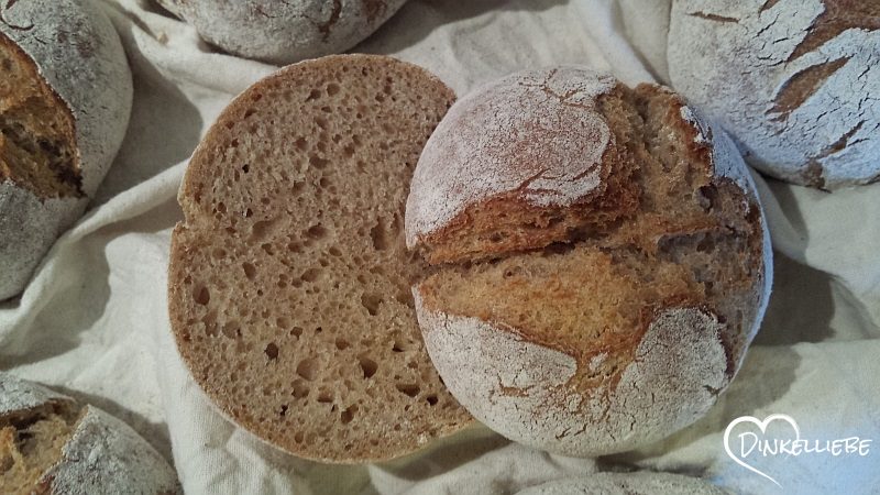 Lichtkornroggen-Dinkel-Brötchen